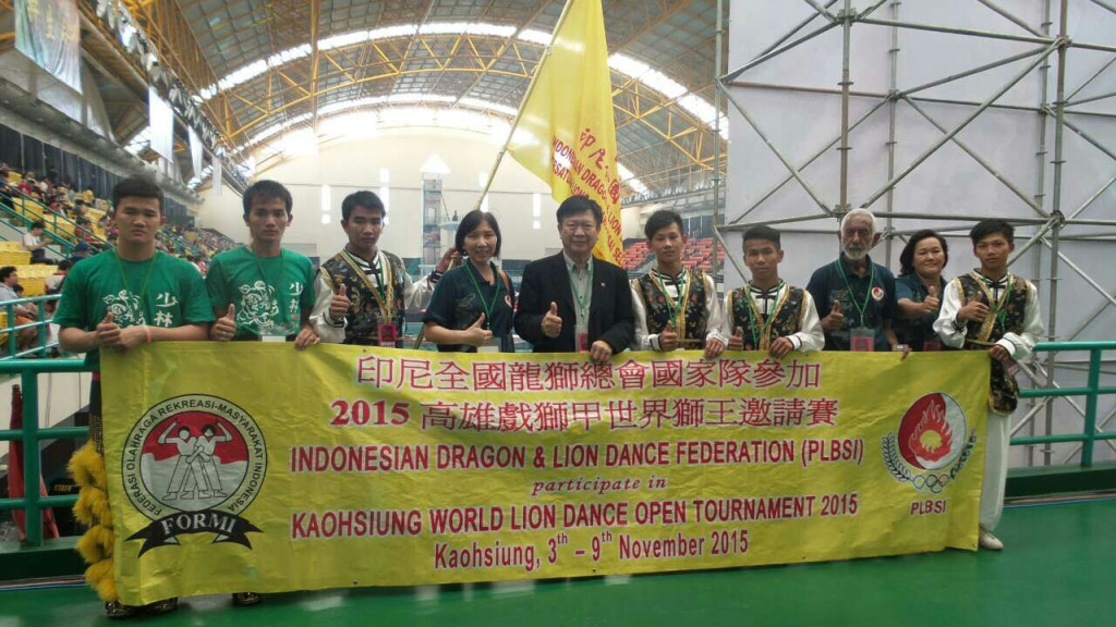 Nurdin Purnomo (middle) with team ( Photo : plbsi.org )