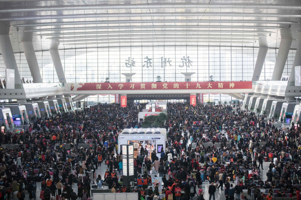 Rail passengers lining up to board trains at Hangzhou East Railway Station in Hangzhou, China (photo: AFP)