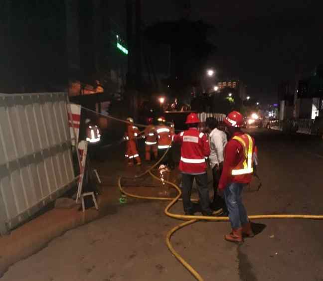 雅加达东区公路发生天然气管道泄漏事故 警方暂封锁交通