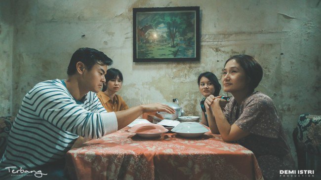 Movie : Terbang Menembus Langit  (Photo : demi istri production)
