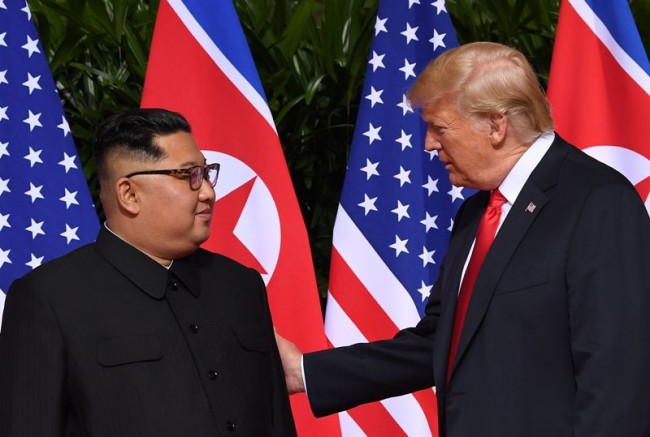 特朗普与金正恩实现历史性握手