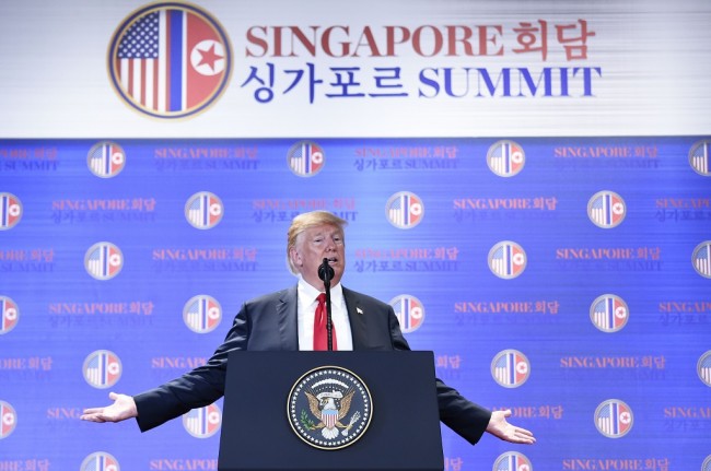 金正恩和特朗普签署文件 特朗普强调将停止进行联合演习