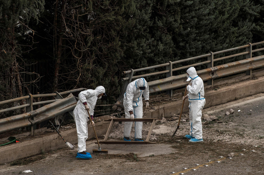 Greek police experts search for evidence after a bomb blast outside the Greece SKAI TV building after a bomb blast in Athens on December 17, 2018. (Photo by ANGELOS TZORTZINIS / AFP)