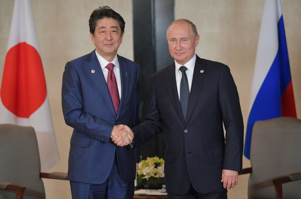 Russian President Vladimir Putin (R) meets with Japan Prime Minister Shinzo Abe in Singapore on November 14, 2018. (Photo by Alexey DRUZHININ / SPUTNIK / AFP)