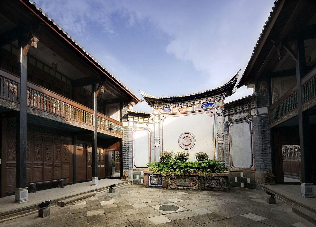 A Bai reflecting wall in the Linden Centre, Xizhou (photo : Wikipedia)