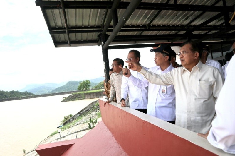 Vice President Jusuf Kalla Visits South Sulawesi disaster area (photo : MI)