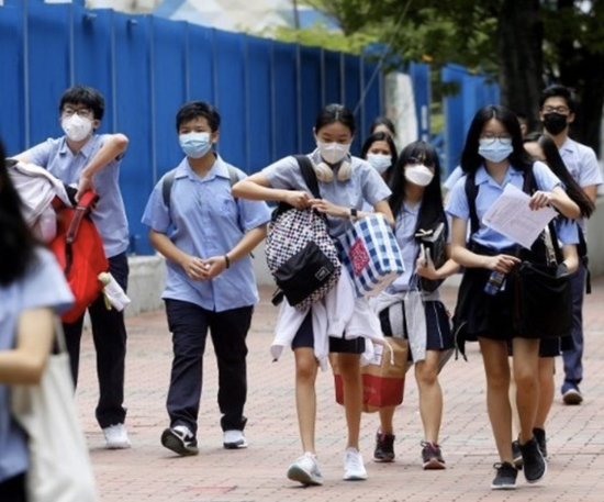 香港教育局公布学校将如期开学但将网上授课