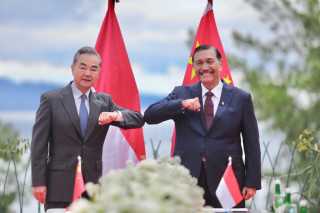 中国外长王毅访问印尼   会见统筹部长卢胡特  