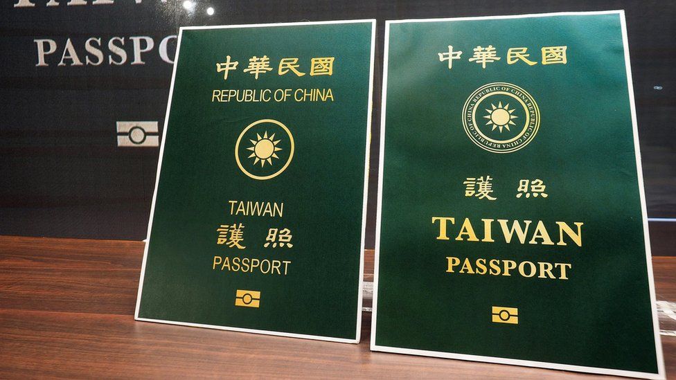 Taiwan new passport design (right), makes Taiwan larger and Republic of China smaller. (photo : EPA/BBC)