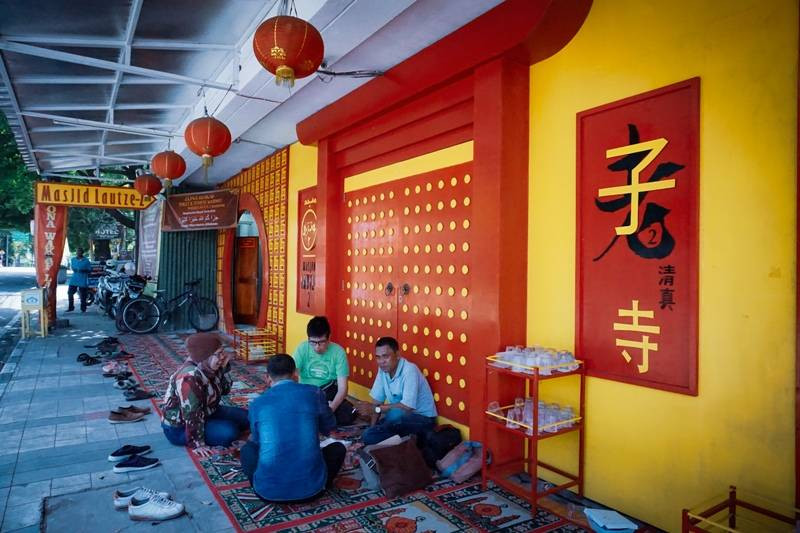 Lautze Mosque in Bandung, West Java. (photo source : Travelingyuk)