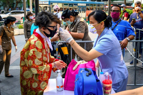 全球累计新冠确诊新冠肺炎病例逾万例