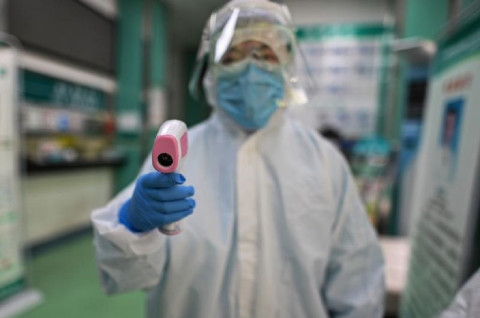全球累计新冠确诊病例逾万例 全球累计新冠确诊病例逾万例