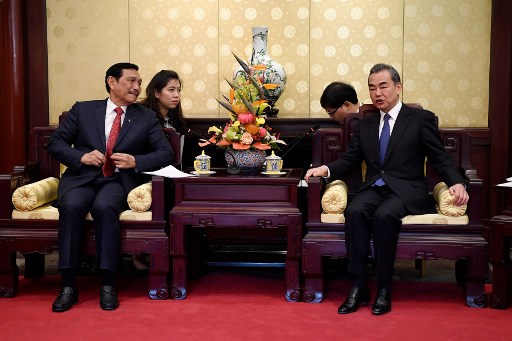 Luhut Pandjaitan (L) and Chinese Foreign Minister Wang Yi (R). (Photo: AFP)