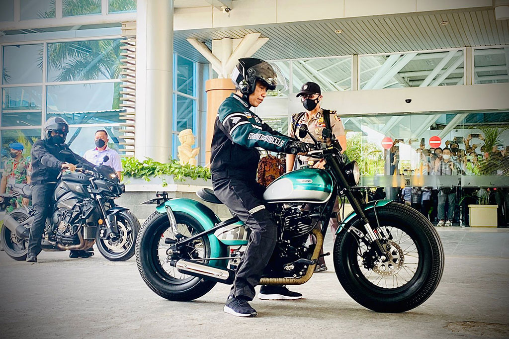  President Joko Widodo rides a motorbike to inspect the Mandalika circuit。 （photo : Presidential Secretariat）