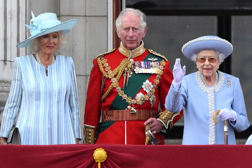 Queen Elizabeth II waves to Britons in celebration of the Platinum Jubilee. (Photo : AFP)