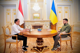 乌总统泽连斯基与到访我国总统佐科威举行会谈