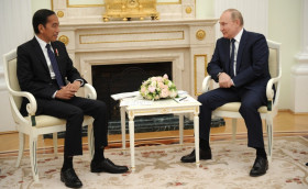 俄罗斯总统普京会见到访我国总统佐科威  