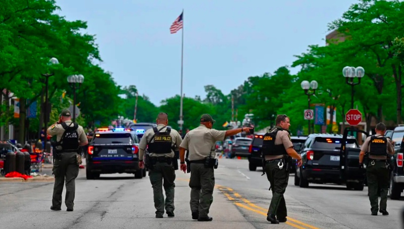 Police at the scene of a shooting during the US Independence Day parade in Chicago. (Photo: Chicago Sun Times)