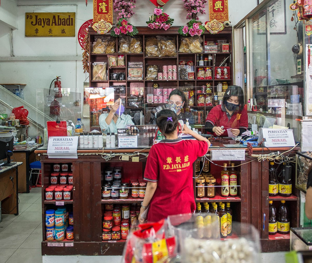 You can find Chinese ingredients in Tjang Thjang Sen, Glodok. (photo source : i-discoverasia)