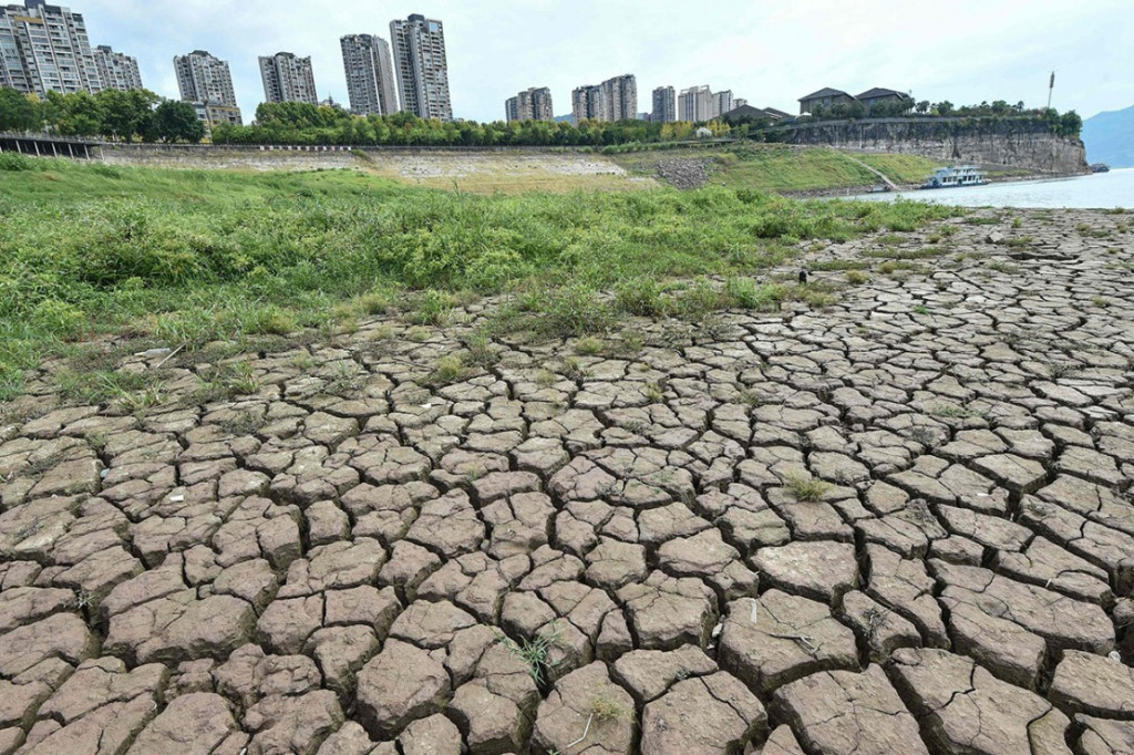 Yangtze River in China drying up in heatwave. (photo : AFP)