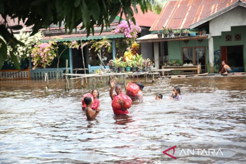 Flood in Sintang, West Kalimantan. (photo : ANTARA/HO)