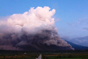 塞梅鲁火山喷发，警戒级别已调至最高