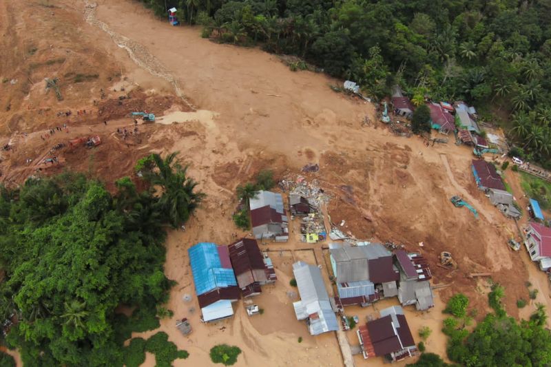 Landslide in Natuna, Riau Island. (Photo : ANTARA/HO-Basarnas Natuna)