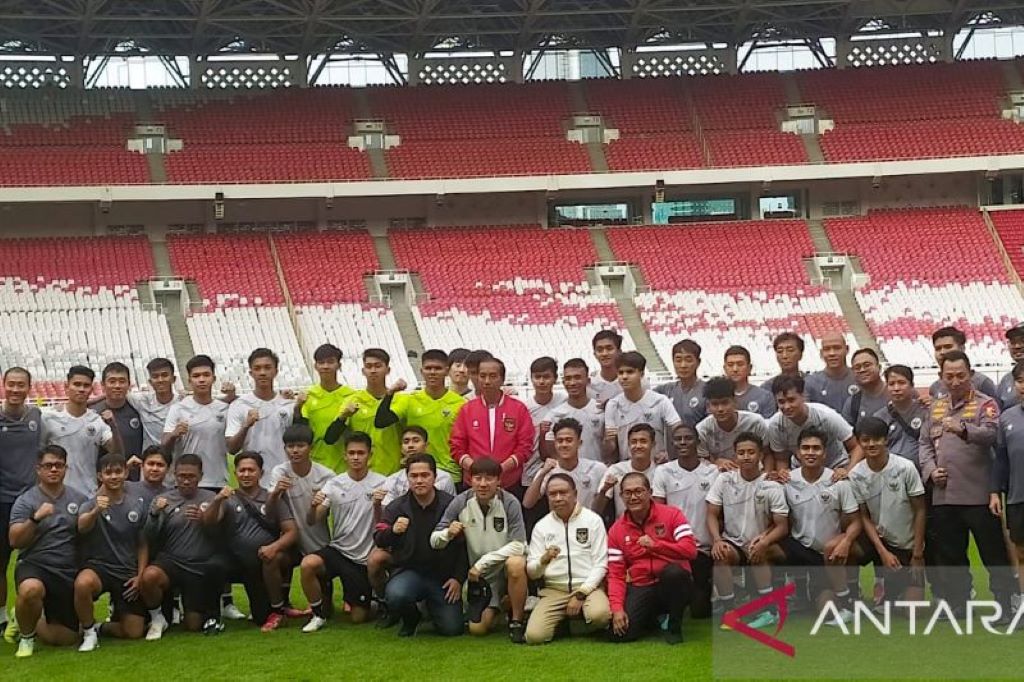 President Joko Widodo with coaches and players of the U-20 Indonesian National Team. (photo : ANTARA)