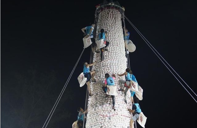 香港长洲“抢包山”决赛隆重举行