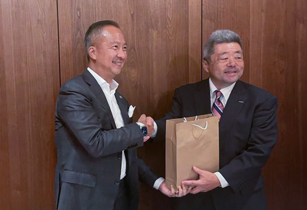  Minister of Industry Agus Gumiwang Kartasasmita with Senior Executive Officer Isuzu Motors Ltd. Yasuyuki Niijima (R). Photo: Ministry of Industry .