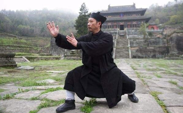 Tai Chi posture. (photo source : okanaganvalleywudang.com)