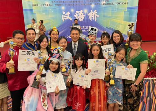 Chinese Ambassador to Indonesia Lu Kang took with the winner of the Chinese Bridge. (photo source : Chinese Embassy to Indonesia)