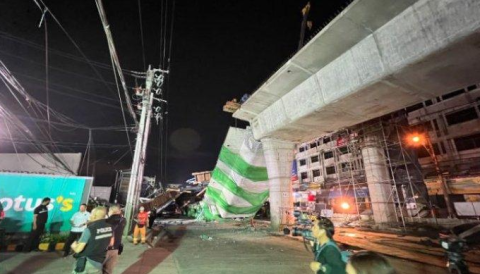 曼谷发生在建高架桥倒塌事故，致2死13伤