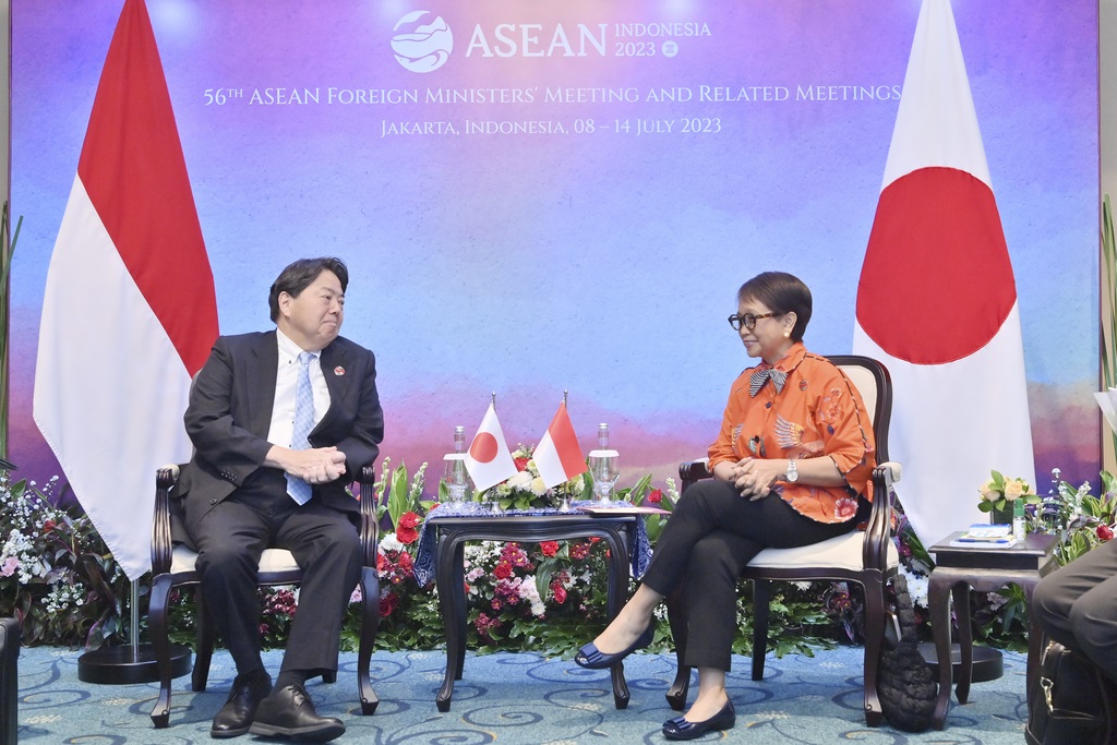  Minister of Foreign Affairs Retno Marsudi with Japanese Foreign Minister Yoshimasa Hayashi at the ASEAN meeting in Jakarta, 13 July 2023. (Photo : Ministry of Foreign Affairs Indonesia)