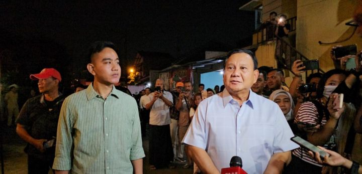 Prabowo Subianto(R) and Gibran Rakabuming (L).