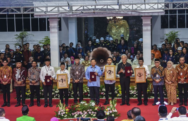 Three pairs of candidates took a group photo after the open plenary session for the drawing and assignment of numbers for the Presidential and Vice-Presidential Election in 2024, held at the KPU office in Jakarta on November 14, 2023. (photo : ANTARA)