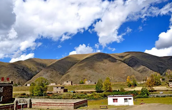 Garzê Town, Western Sichuan, China. (photo source : meipian.cn)
