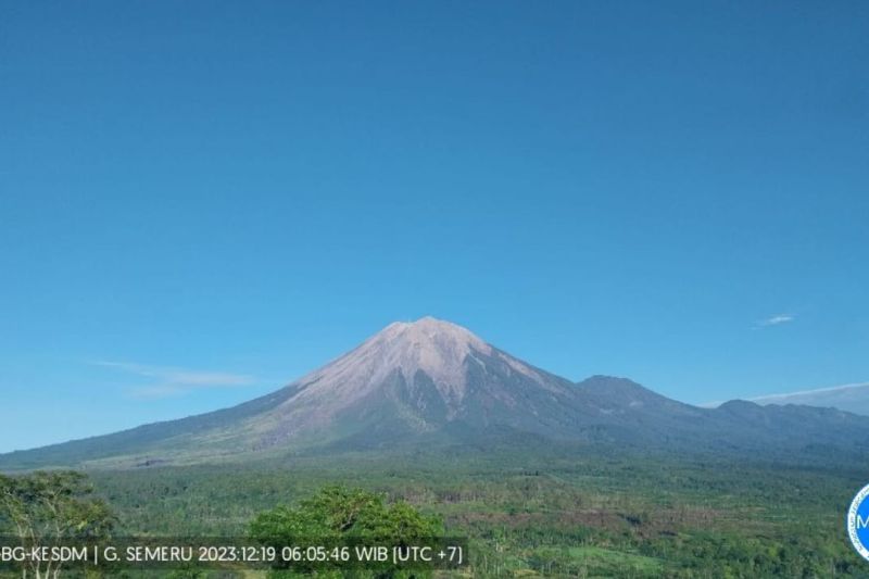 Mt. Semeru erupt. (photo : ANTARA/HO-PVMBG)