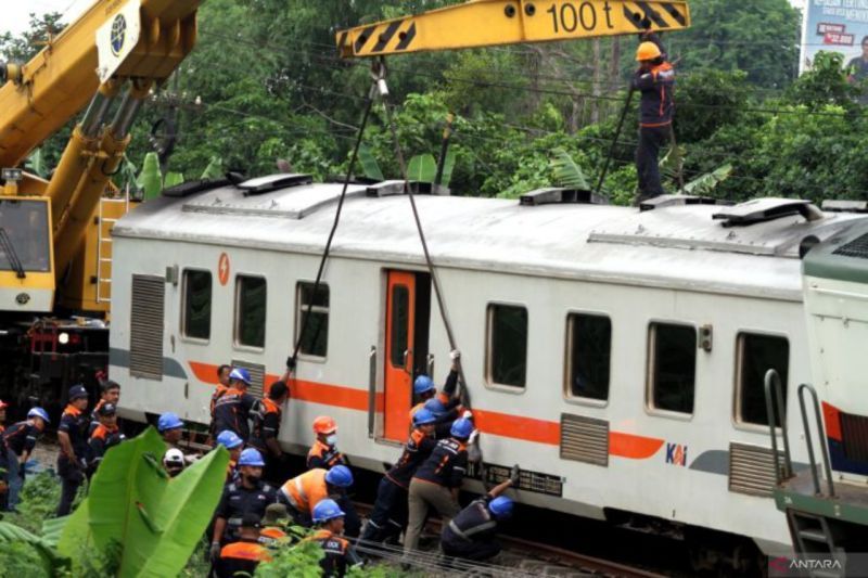 The Gambir-Surabaya-Jember train derailed near the Tanggulangin Station, East Java, Sunday (1/14). Photo : ANTARA