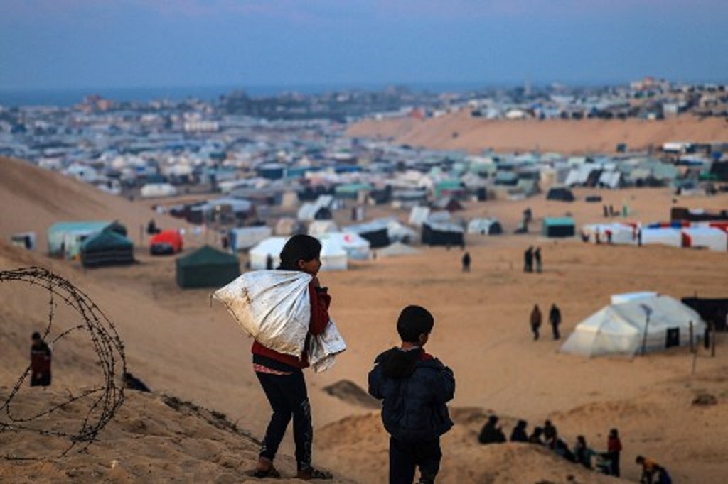 Two Palestinian children are in Rafah on the Gaza-Egypt border. (Photo : AFP)