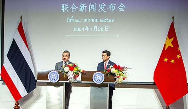  Chinese Foreign Minister Wang Yi and Parnpree Bahiddha-Nukara, Deputy Prime Minister and Minister of Foreign Affairs of Thailand at a joint press conference in Bangkok on January 28th. (ANTARA/HO-PRC Ministry of Foreign Affairs)