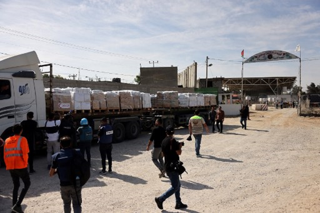 Humanitarian aid trucks enter the Gaza Strip. (AFP)