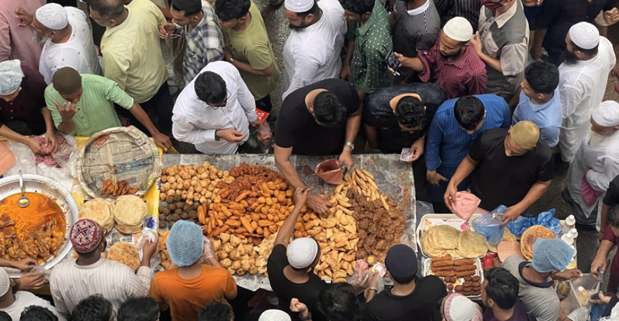 Bangladeshis crowded into one of the takjil bazaar. ANADOLU AGENCY via ikhbar.com