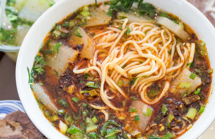 Chinese Lanzhou Style Beef Noodle Soup. (photo source : thai-food-online.co.uk)