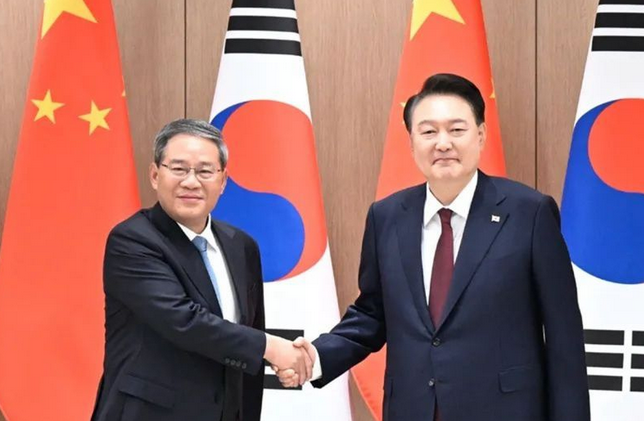  Chinese PM Li Qiang (left) met with South Korean President Yoon Suk Yeol (right) on May 27 on the sidelines of the trilateral meeting of the three countries in Seoul, South Korea. (ANTARA/HO-China Ministry of Foreign Affairs)