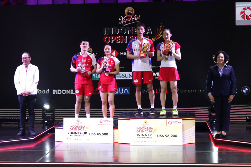  Chinese badminton players Jiang Zhen Bang/Wei Ya Xin and Zheng Si Wei/Huang Ya Qiong dominate the mixed doubles podium at the Indonesia Open 2024. (Photo: PBSI）