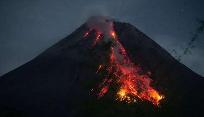 Mt. Merapi erupt. (photo : ANTARA)