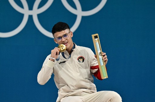 Indonesian weightlifter Rizki Juniansyah won a gold medal. (photo : AFP)