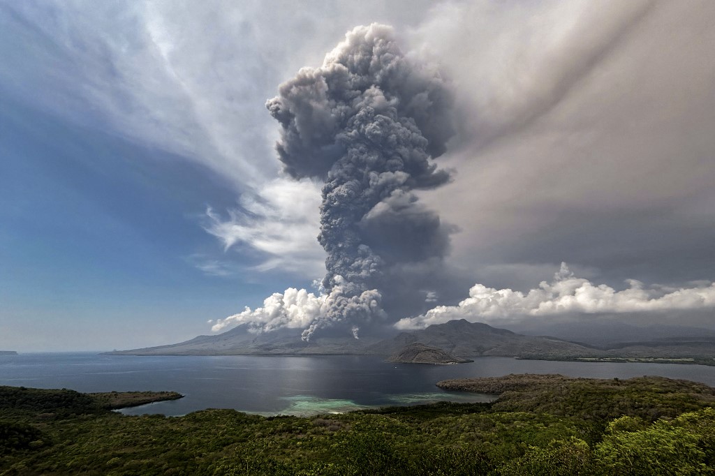 Mt. Lewotobi erupt. Photo : AFP