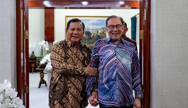  Malaysian PM Anwar Ibrahim (right) and President Prabowo Subianto on October 19, 2024. ANTARA/HO-Anwar Ibrahim  social media/aa/nbl. 
